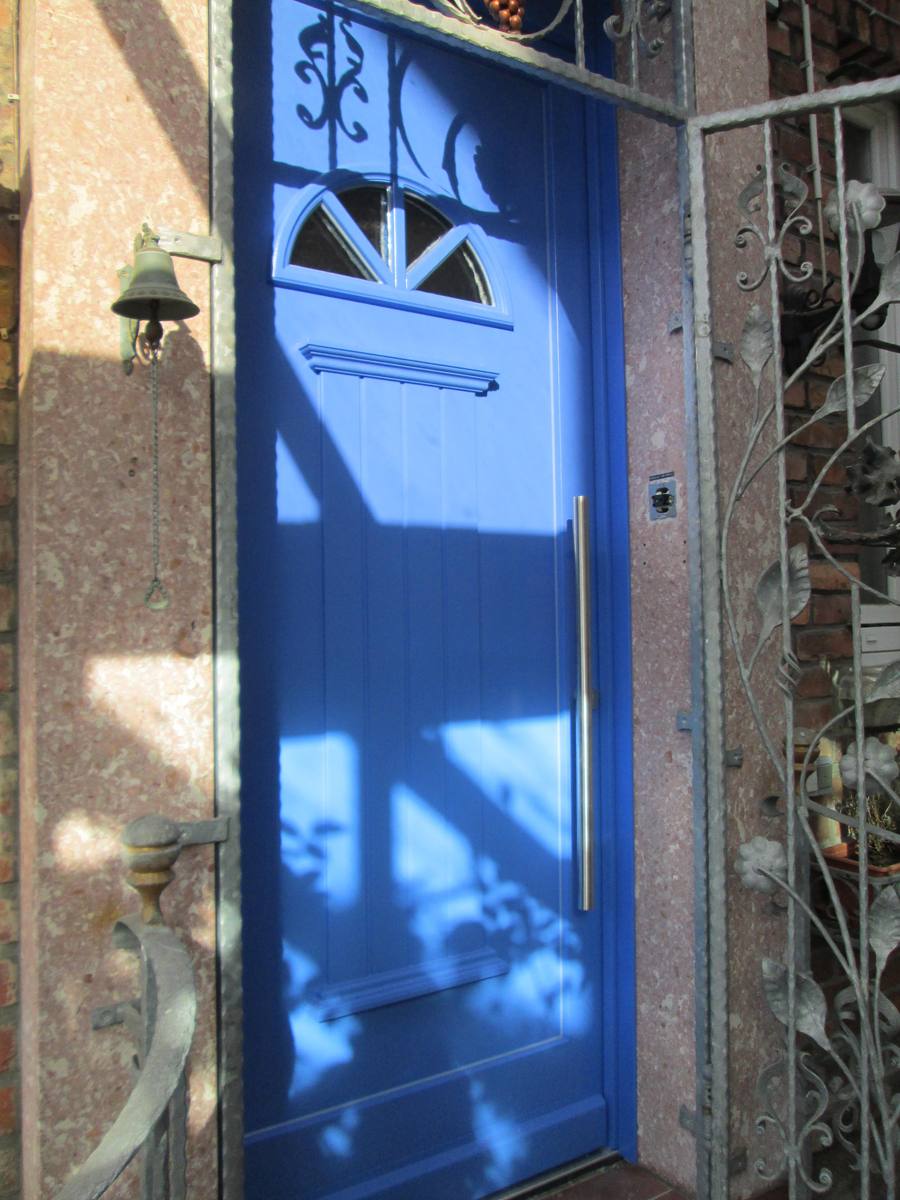 Haustür blau mit Eisengitter