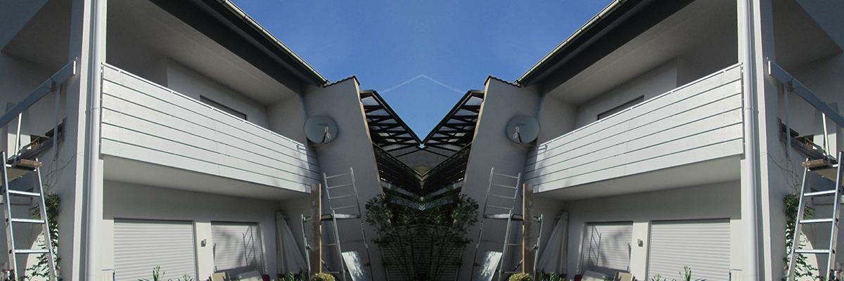 Moderne Fassade mit Holz-Akzent